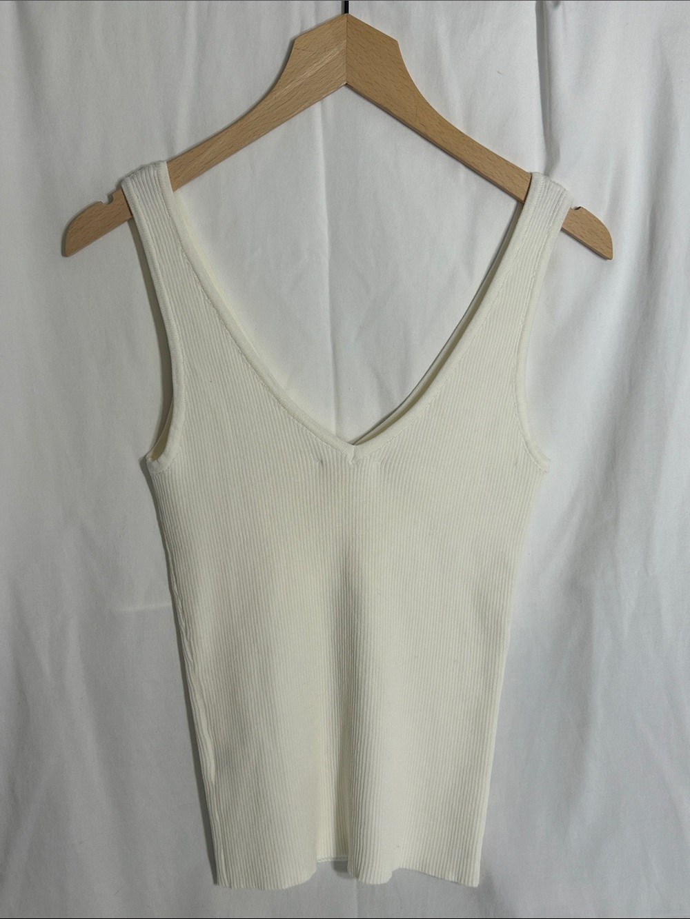AEMI+CO Cream Ribbed V-Neck Tank - Picture 3 of 3